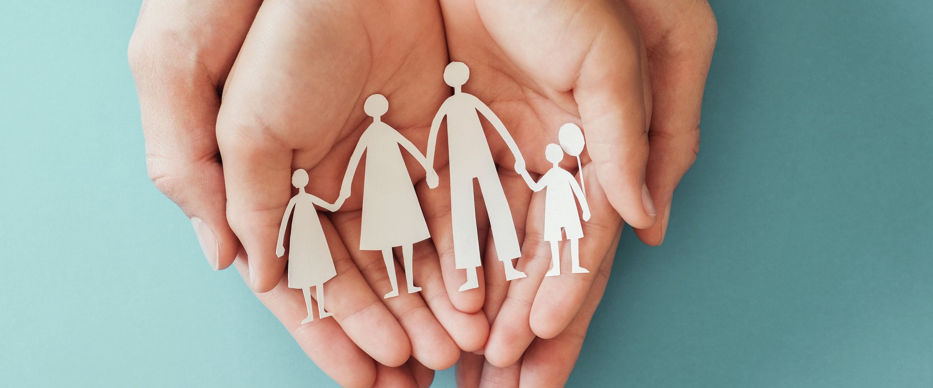 Familien-Figuren werden von Händen gehalten. Foto: sewcream/AdobeStock