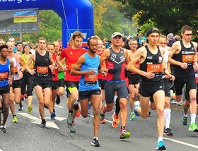 Läuferinnen und Läufer beim Start des 10-Kilometer-City-Laufes. Foto: Oldenburger Marathonverein e.V.