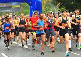 Läuferinnen und Läufer beim Start des 10-Kilometer-City-Laufes. Foto: Oldenburger Marathonverein e.V.