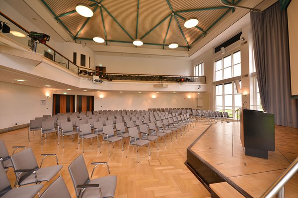 Seitenansicht der Reihenbestuhlung im Veranstaltungssaal des PFL. Foto: Jörg Hemmen