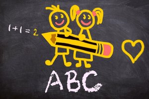 Kinder mit Stift gemalt auf Tafel. Foto: Stefan Schweihofer/Pixabay