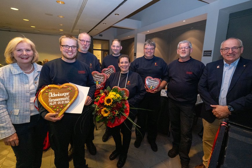 Bürgermeisterin Petra Averbeck, Vertreter der Freiwilligen Feuerwehr Oldenburg - Eversten und Michael Lorenz (Leiter des Bürger- und Ordnungsamtes) bei der Ehrung am 1. Oktober 2025. Foto: Sascha Stüber