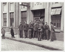 Französische Kriegsgefangene stehen am Tag ihrer Befreiung am 3. Mai 1945 vor dem Lindenhofsgarten. Quelle: Lt D.Guravitch Prov NA Canada/Stadtmuseum Oldenburg
