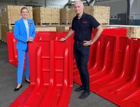 Erste Stadträtin Dr. Julia Figura und Feuerwehr-Chef Jens Spekker mit dem mobilen Hochwasserschutzsystem. Foto: Stadt Oldenburg