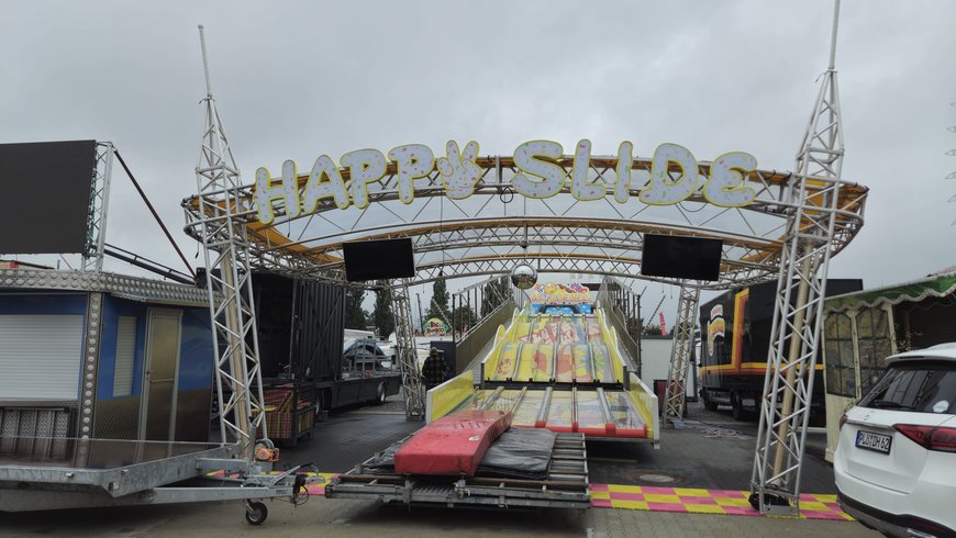 Der Aufbau der Rutsche „Happy Slide“ auf dem Kramermarkt am 18. September 2025. Foto: Stadt Oldenburg