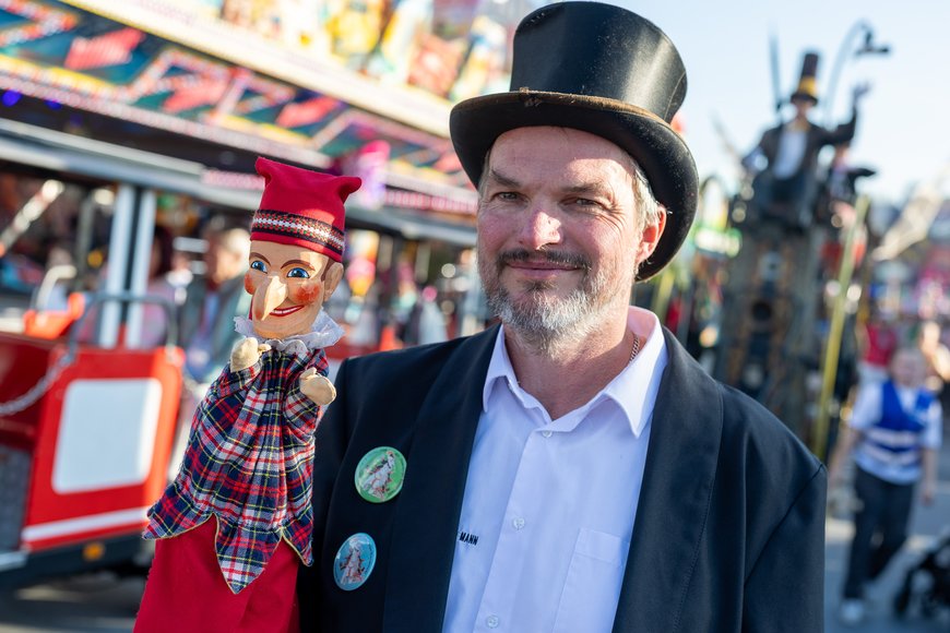 Der Kasper der Puppenbühne HEYDERHOFFMANN bei der Kramermarkt-Parade 2026. Foto: Sascha Stüber