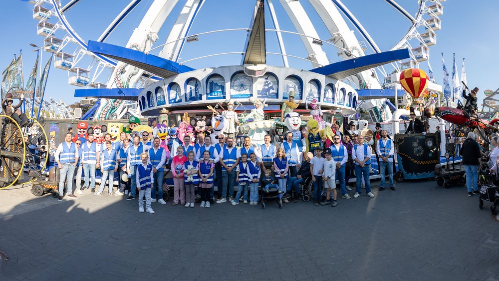 Gruppenbild mit Schaustellern bei der Kramermarkt-Parade 2026. Foto: Sascha Stüber