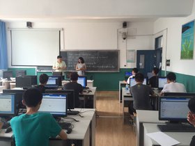 Blick in einen Klassenraum mit Computerarbeitsplätzen. Foto: Zheng Wang