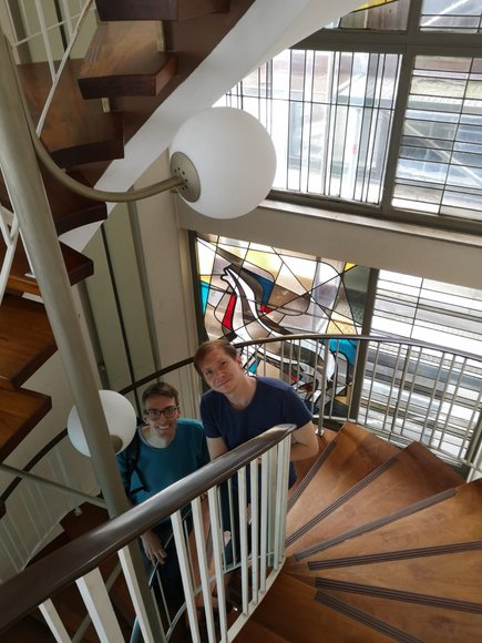 Holger Denckmann und Philipp Schlüchtermann im Haupttreppenhaus