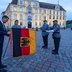 Vorschau: Hohe Auszeichnung: Ministerpräsident Olaf Lies verlieh das Fahnenband des Landes Niedersachsen und befestigte es an der Truppenfahne. Foto: Sascha Stüber