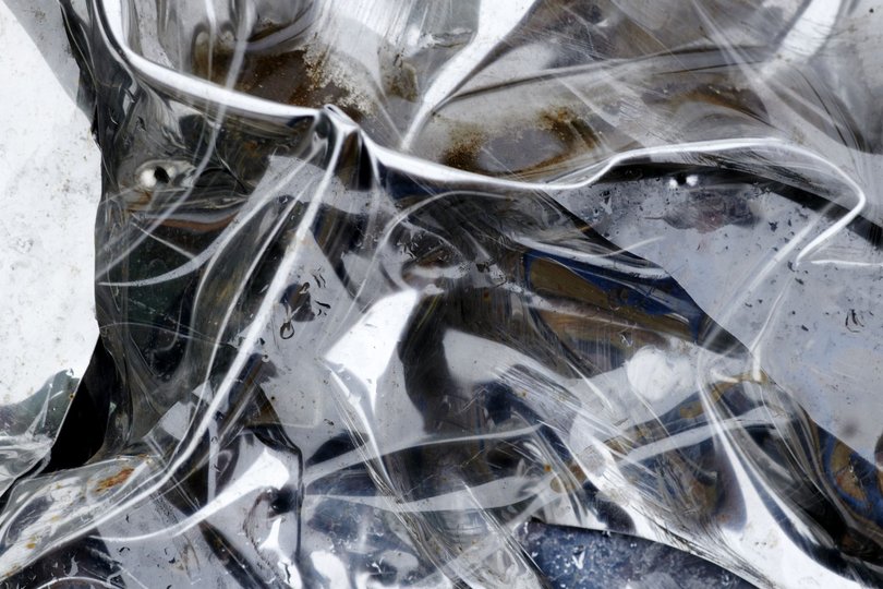 Eine Darth Vader Figur unter einer Plastikfolie. Foto: Andreas Engelmann