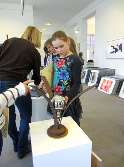 Kinder betrachten Kunstwerke in der Artothek. Foto: Artothek