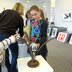 Vorschau: Kinder betrachten Kunstwerke in der Artothek. Foto: Artothek