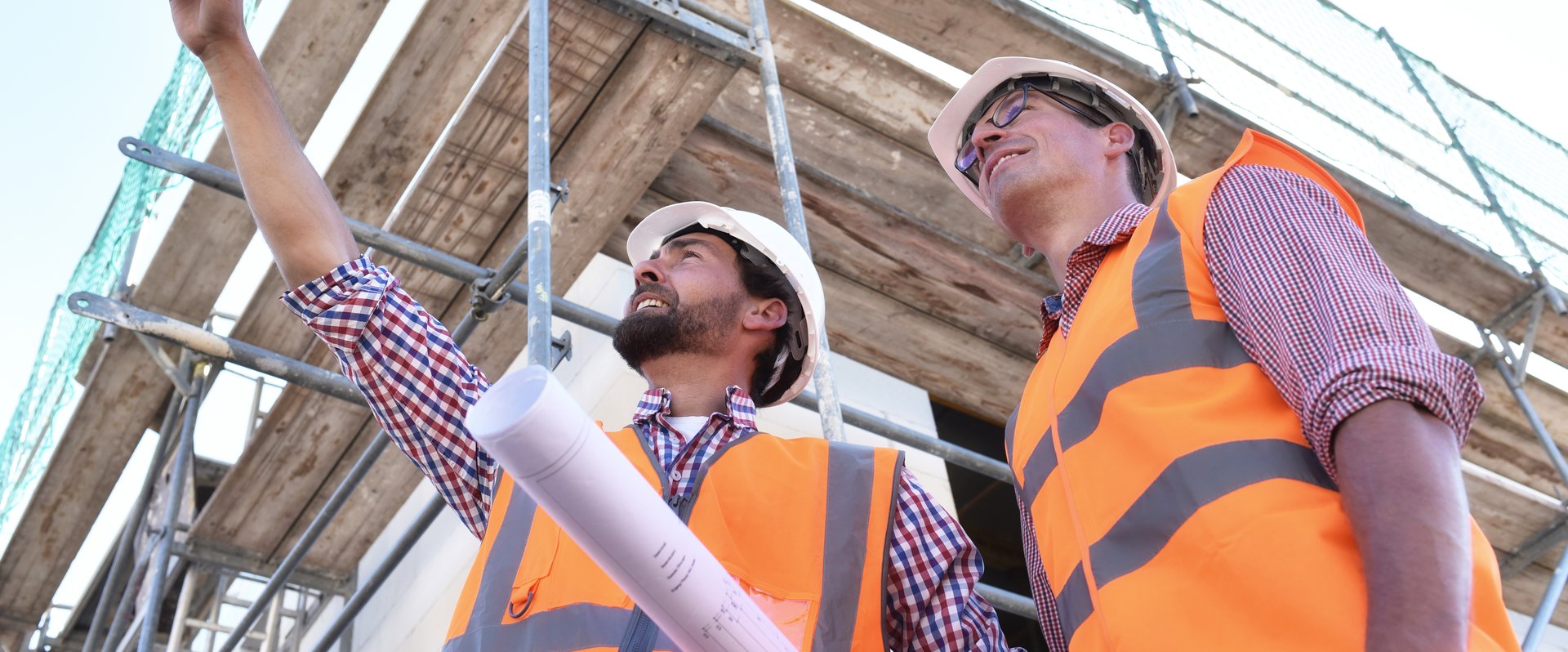 Zwei Männer mit Warnwesten auf einer Baustelle. Foto: industrieblick/Fotolia
