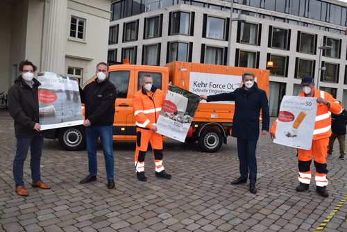 Präsentierten drei Plakate der „Bleib sauber, Oldenburg!“-Kampagne: Oberbürgermeister Jürgen Krogmann (2. von rechts) sowie Volker Schneider-Kühn (von links), Torsten von Varel, Holger Bunjes und Ernst Müller vom AWB. Foto: Stadt Oldenburg