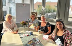 Petra Bremke-Metscher (Bereichsleiterin Frühe Hilfen/Prävention), Katharina Lenartz (Regionalkoordinatorin des Angebots bei der Stadt ) sowie zwei der Elterntalk-Moderatorinnen Kahina Azzouz und Nadine Bekkari. Foto: Stadt Oldenburg