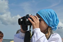 Mädchen mit Fernglas. Foto: Hannelore Louis/Pixelio