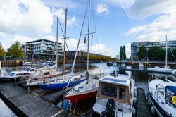 Blick auf Bootsanleger am Alten Stadthafen in Oldenburg. Foto: Mittwollen & Gradetchliev