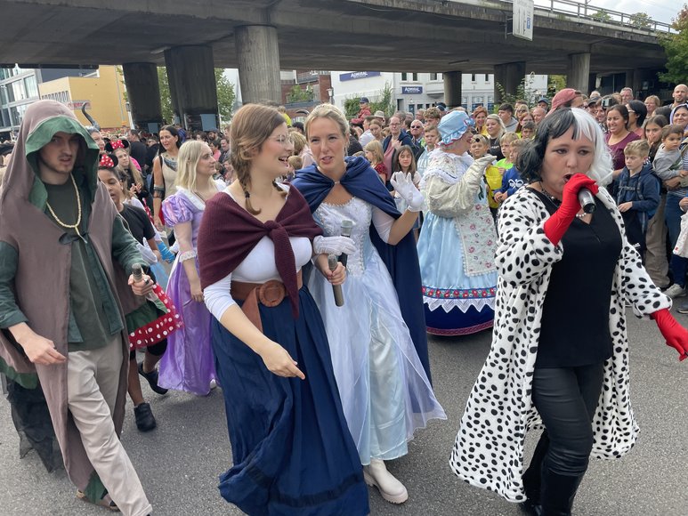 Verkleidete Teilnehmerinnen und Teilnehmer beim Kramermarktsumzug. Foto: Sascha Stüber