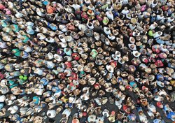 Blick von oben auf eine Menschenmenge. Foto: Dmytro/AdobeStock