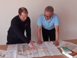 Zwei Kollegen der Feuerwehr schauen einen Plan an und besprechen sich. Foto: Stadt Oldenburg Zwei Kollegen der Feuerwehr schauen einen Plan an und besprechen sich. Foto: Stadt Oldenburg