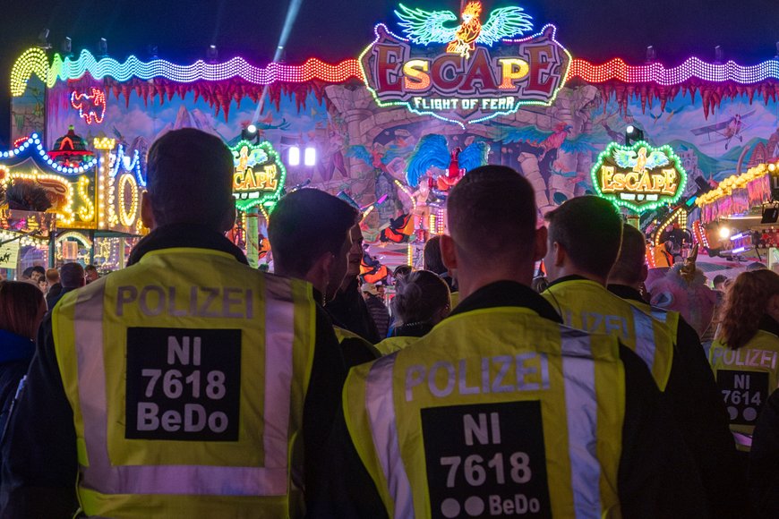 Eine Polizeistreife auf dem Kramermarkt 2024. Foto: Sascha Stüber