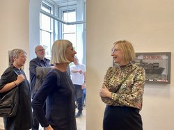 Die Bürgermeisterin Nicole Piechotta (rechts) im Gespräch mit der Ausstellungsleiterin des BBK Oldenburg, Frau Lioba Müller(links), bei der Eröffnung Foto: Robert Uhde