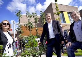 Oberbürgermeister Jürgen Krogmann (Mitte) überreichte Einrichtungsleitung Kerstin Schloßhauer und Wolfgang Wulf, stellvertretender Präsidiumsvorsitzender AWO Weser-Ems, zur Eröffnung einen Apfelbaum. Foto: AWO Weser-Ems