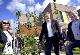 Oberbürgermeister Jürgen Krogmann (Mitte) überreichte Einrichtungsleitung Kerstin Schloßhauer und Wolfgang Wulf, stellvertretender Präsidiumsvorsitzender AWO Weser-Ems, zur Eröffnung einen Apfelbaum. Foto: AWO Weser-Ems