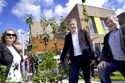 Oberbürgermeister Jürgen Krogmann (Mitte) überreichte Einrichtungsleitung Kerstin Schloßhauer und Wolfgang Wulf, stellvertretender Präsidiumsvorsitzender AWO Weser-Ems, zur Eröffnung einen Apfelbaum. Foto: AWO Weser-Ems