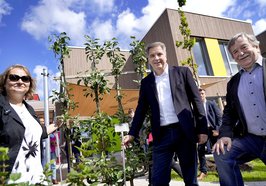 Oberbürgermeister Jürgen Krogmann (Mitte) überreichte Einrichtungsleitung Kerstin Schloßhauer und Wolfgang Wulf, stellvertretender Präsidiumsvorsitzender AWO Weser-Ems, zur Eröffnung einen Apfelbaum. Foto: AWO Weser-Ems