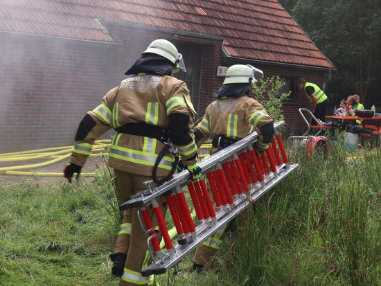 Jede Sekunde zählt nicht nur im wahren Leben, sondern auch im Wettkampf der Ortsfeuerwehren: Bei der Übung im August 2025 mussten unter anderem Personen aus einem brennenden Gebäude befreit werden. Foto: Stadt Oldenburg Foto: Stadt Oldenburg