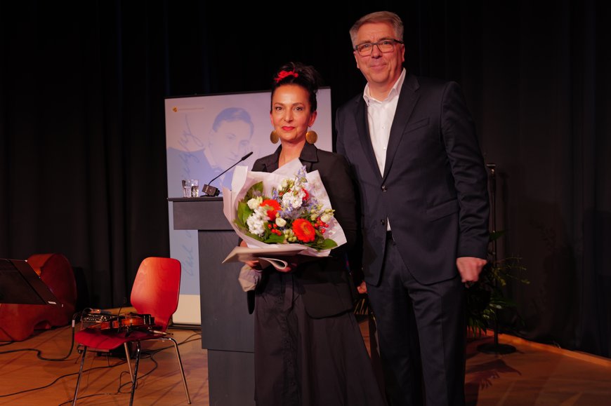 Preisträgerin Güner Yasemin Balcı mit Oberbürgermeister Jürgen Krogmann. Foto: Jörg Hemmen