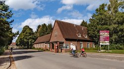 Einfahrt zum Fliegerhorst. Foto: Mittwollen und Gradetchliev