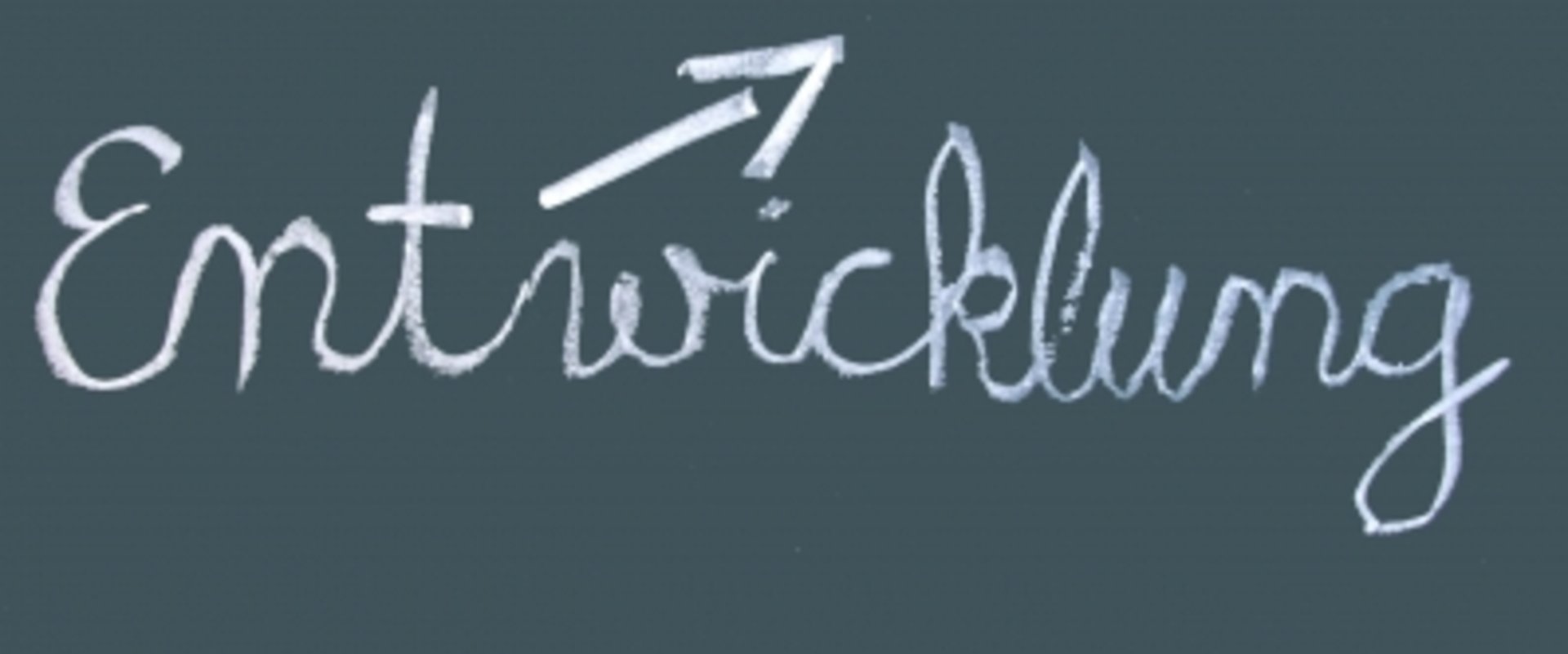 Schriftzug "Entwicklung" mit einem nach oben zeigenden Pfeil auf einer Tafel. Foto: S. Hofschlaeger/pixelio.de