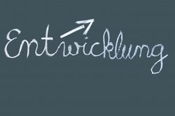 Schriftzug "Entwicklung" mit einem nach oben zeigenden Pfeil auf einer Tafel. Foto: S. Hofschlaeger/pixelio.de