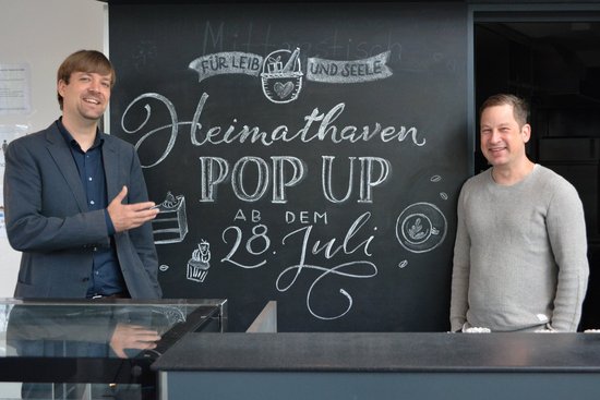 Stellten das neue Museumscafé, Heimathaven Popup, vor: Dr. Steffen Wiegmann (Leitung Stadtmuseum, links) und Sascha Mühlenbeck (Heimathaven, rechts). Foto: Stadt Oldenburg