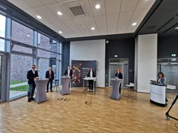 Die Gesprächsteilnehmenden mit Moderatorin Wiebke Schneidewind (oeins, Mitte, weißer Tisch) beim 6. Oldenburger Fachkräfte-Forum. Foto: Stadt Oldenburg