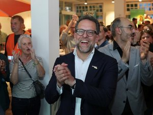 Jascha Rohr freut sich über seinen Sieg bei der Oberbürgermeister-Stichwahl. Foto: Sascha Stüber Jascha Rohr freut sich über seinen Sieg bei der Oberbürgermeister-Stichwahl. Foto: Sascha Stüber