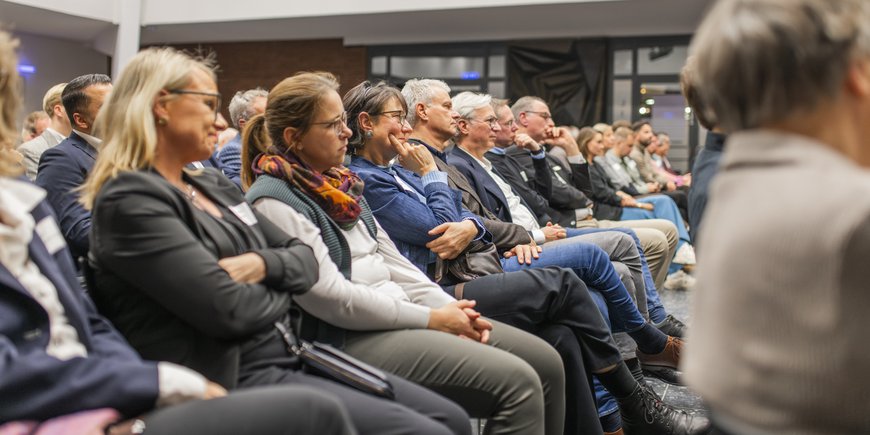 Imke Folkerts Das Publikum hört gespannt dem Vortrag zu. Foto: Imke Folkerts
