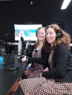 Im Podcast-Studio der Freizeitstätte Ofenerdiek sitzen vor einem Mikro (von links): Wiebke Warfsmann und Jennifer Fenech. Foto: Stadt Oldenburg