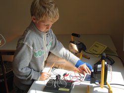Kind experimentiert mit Solarzellen. Foto: Stadt Oldenburg