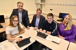 Schülerin Jana Wegner (links) und Schüler Jakob Eriksen (zweiter von rechts), beide G13d der BBS Haarentor, arbeiten mit ihren Tablets. Foto: Sascha Stüber