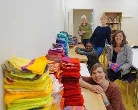 Mitarbeiterinnen vom Kulturbüro und vom Stadtteiltreff Kreyenbrück mit sortierten Quadraten (von vorn nach hinten: Sophie Arenhövel, Jutta Hinrichsen, Rose Wangui Schulz, Anna Kheikhel und Karin Bremermann). Foto: Stadt Oldenburg.