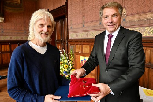 Dr. Ingo Harms bekommt den Verdienstorden der Bundesrepublik von Oberbürgermeister Jürgen Krogmann (rechts) ausgehändigt. Foto: Sascha Stüber