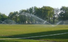 Ein Sportplatz wird gewässert. Foto: Stadt Oldenburg