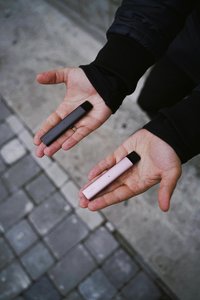 Zwei Vapes liegen auf Händen. Foto: Olena Bohovyk/Pexels