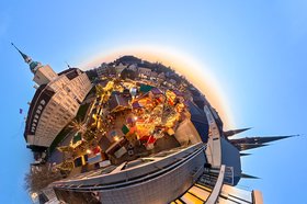 Der Schloßplatz beim Lamberti-Markt 2025 als Kugel. Foto: Sascha Stüber