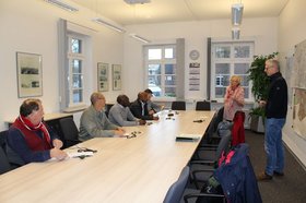 Die südafrikanische Delegation im Gespräch mit Robert Sprenger vom technischen Umweltschutz der Stadt. Foto: Stadt Oldenburg