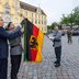 Vorschau: Oberbürgermeister Jürgen Krogmann und Generalmajor Alexander Krone brachten das Fahnenband für das Sicherungsbataillon 1 an der Truppenfahne an. Foto: Sascha Stüber